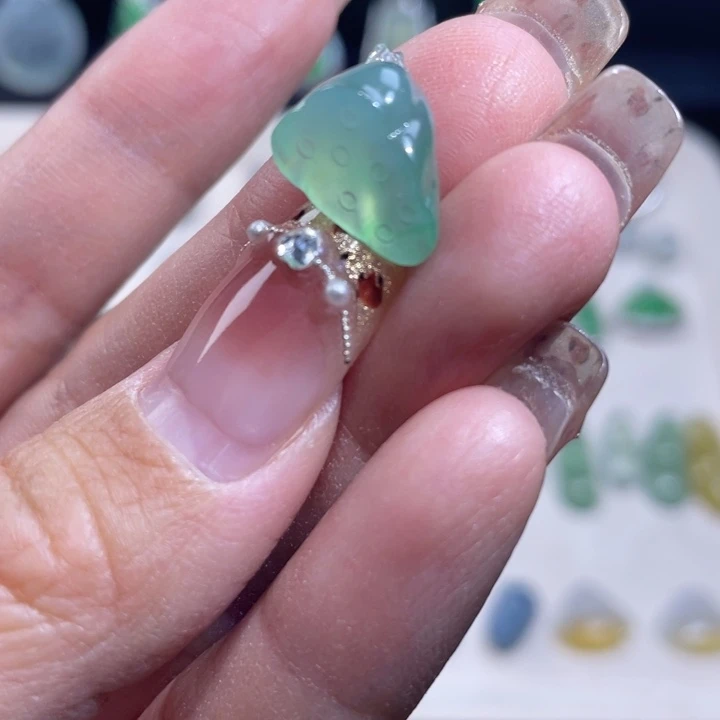 翡翠未镶嵌颈饰莲蓬