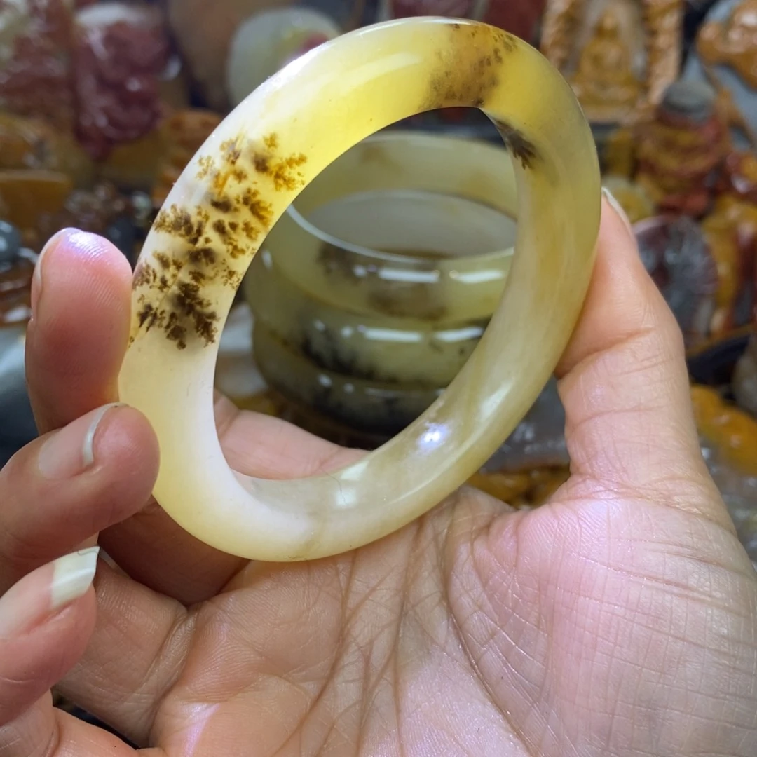 未镶嵌石英质玉（黄龙玉）颈饰