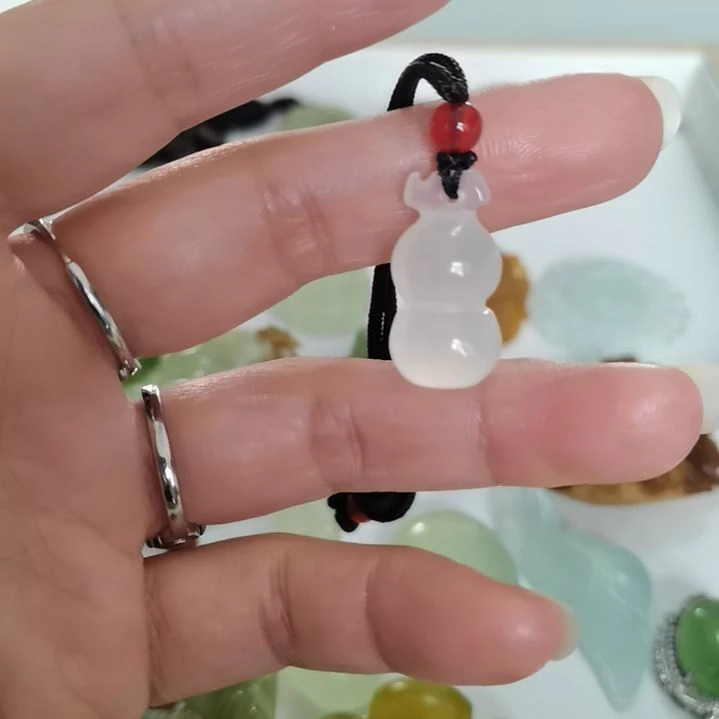 未镶嵌蛇纹石玉吊坠