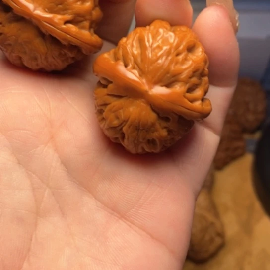 文玩核桃吊坠白狮子