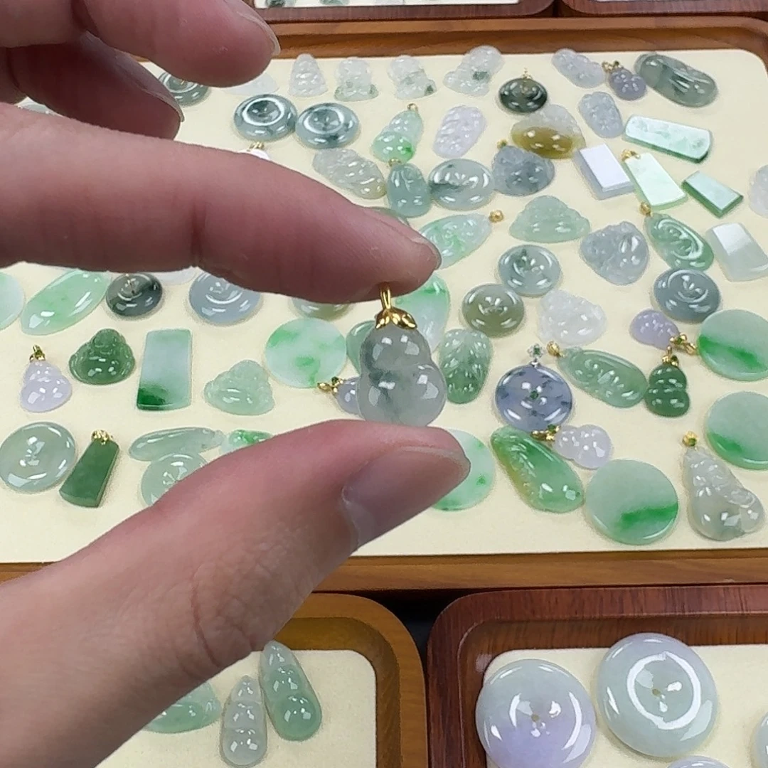 翡翠18K金镶嵌颈饰葫芦