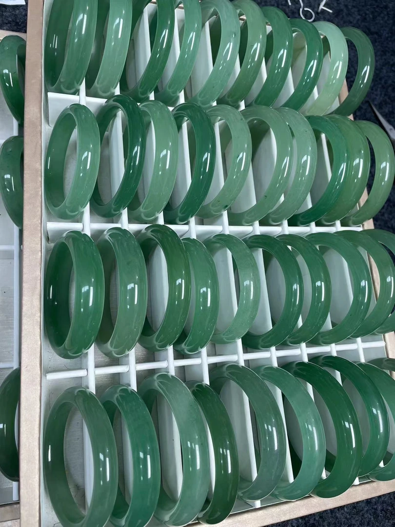 精选气质时尚新疆东陵玉正装手镯多样性发货拍一发一