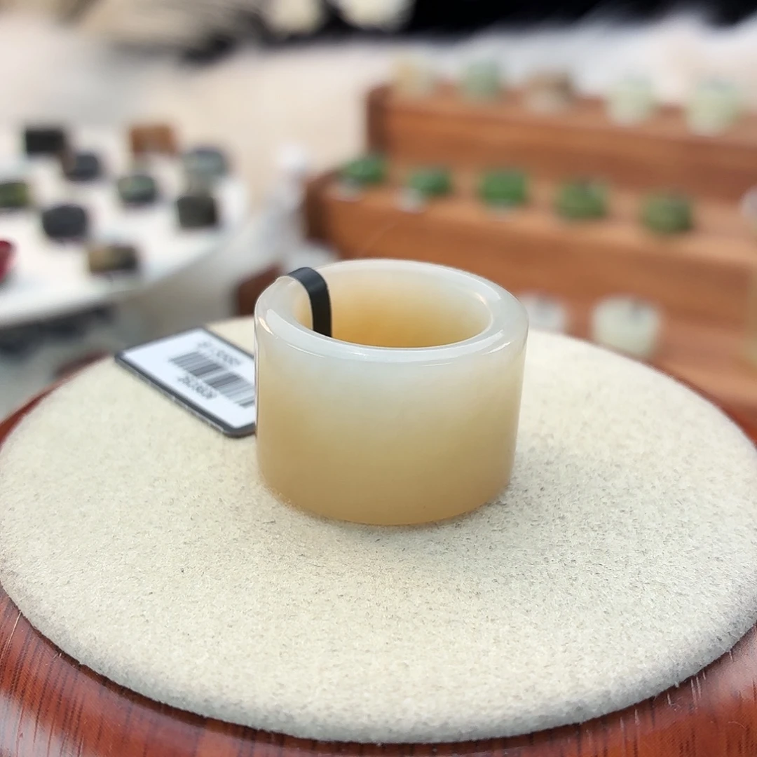 j***n和田玉未镶嵌戒指i14奶盖糖圆切18.26mm