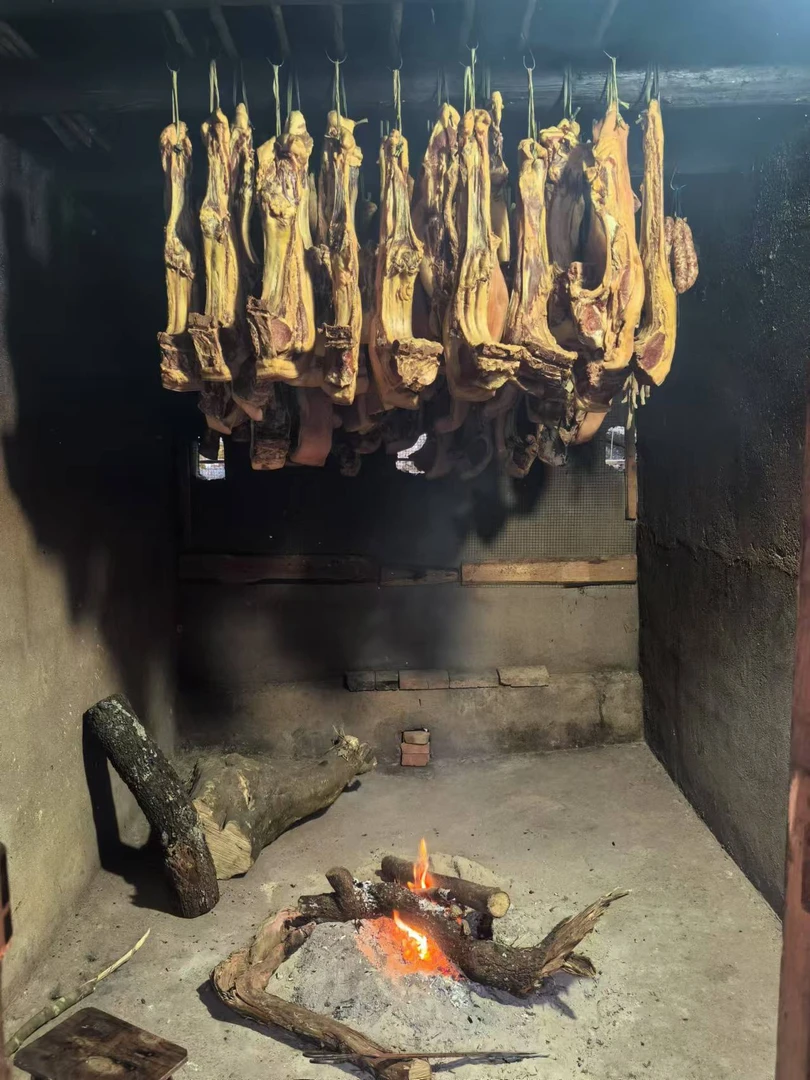 农家熟食猪肉硬木柴火熏腊农家腊肉