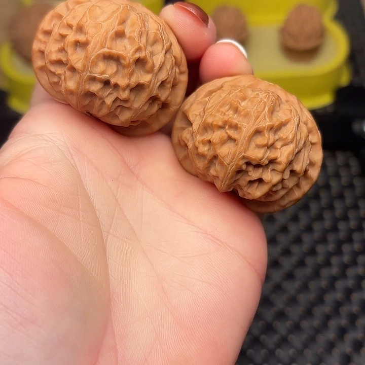 文玩核桃吊坠43红皮宫灯狮子头