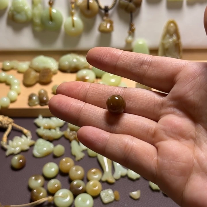 乔***º和田玉未镶嵌颈饰