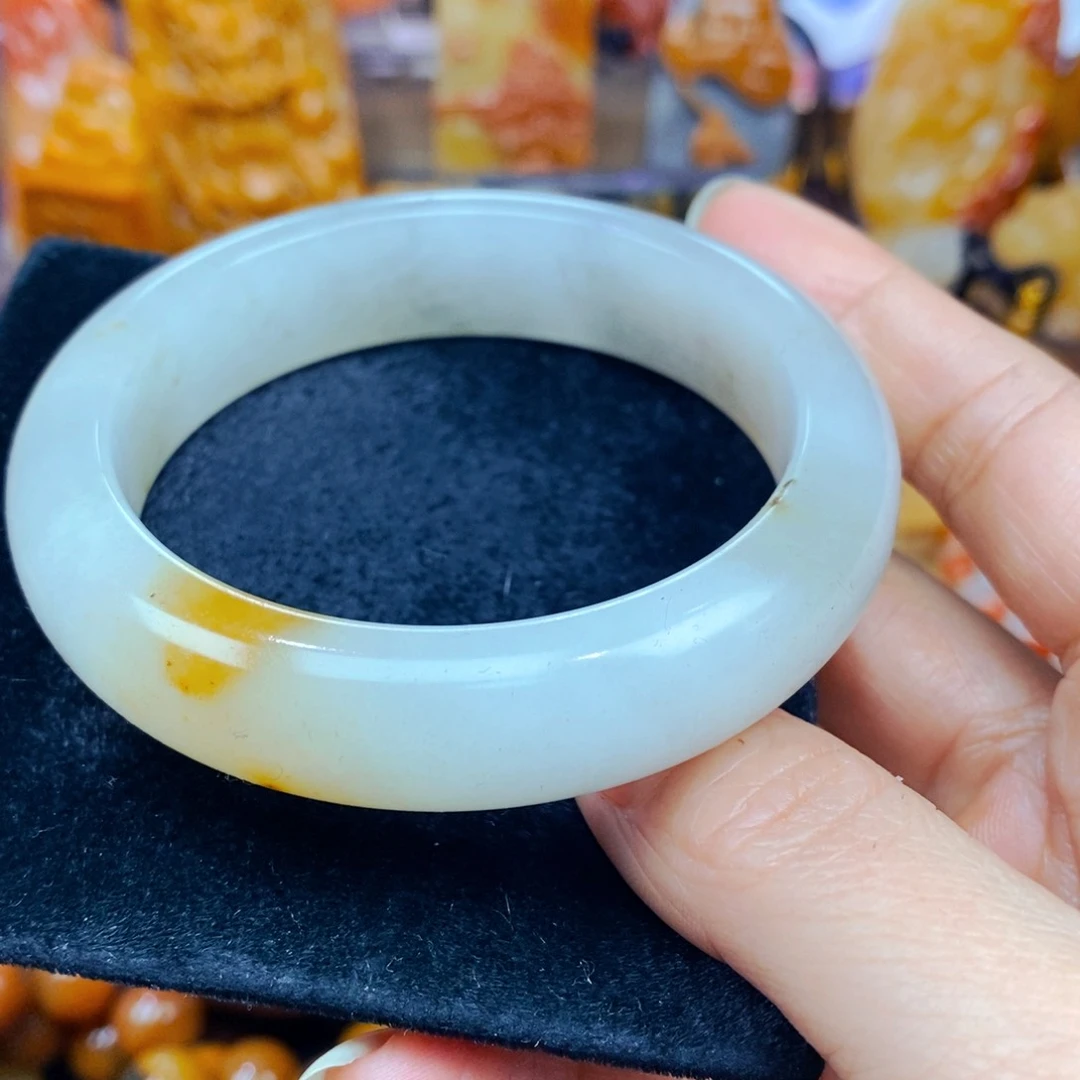 未镶嵌石英质玉（黄龙玉）颈饰