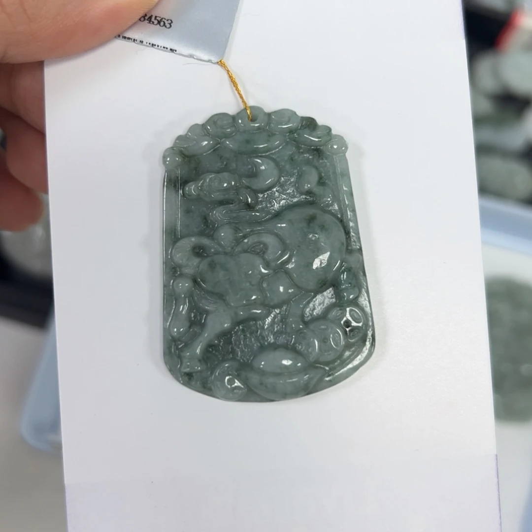 颈饰未镶嵌翡翠吃****子牛牌