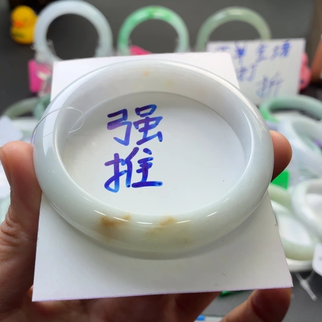 翡翠手镯未镶嵌翡翠手镯