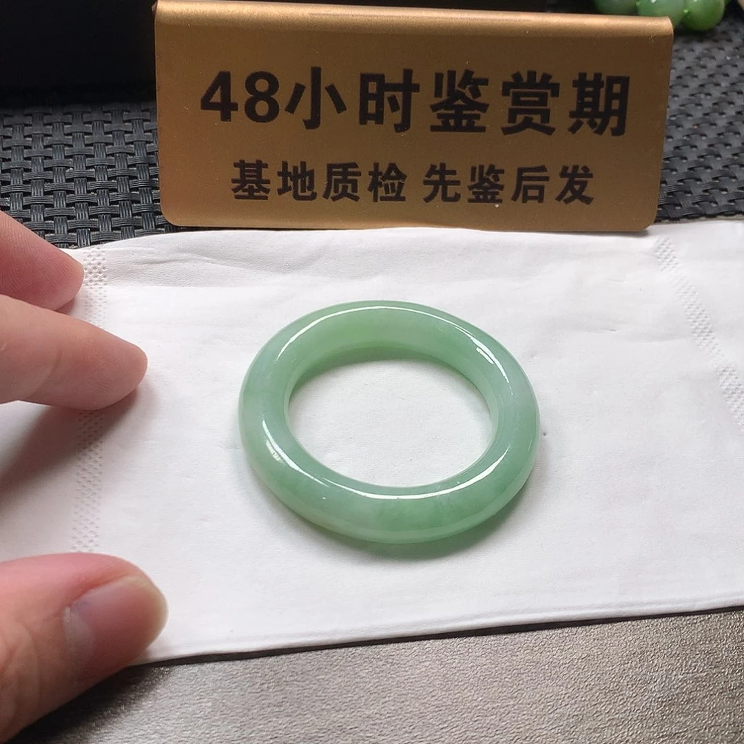 颈饰未镶嵌翡翠环 有皮裂