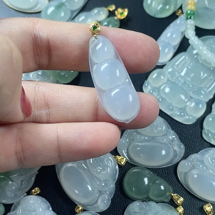 翡翠18K金镶嵌颈饰福豆