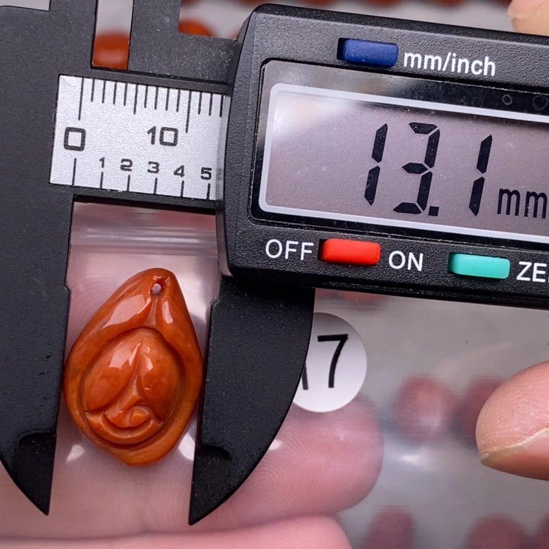 南红玛瑙未镶嵌配饰有瑕疵