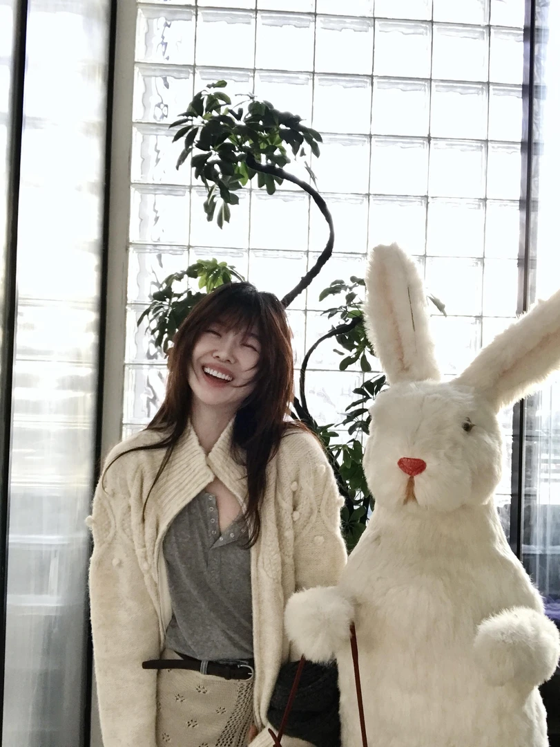 秋冬新款时尚洋气百搭女装温柔风立体菱格针织开衫气质屁帘牛仔裤