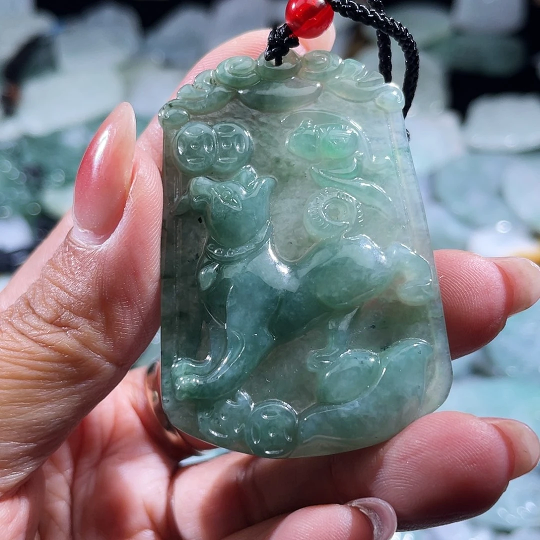 翡翠未镶嵌颈饰狗