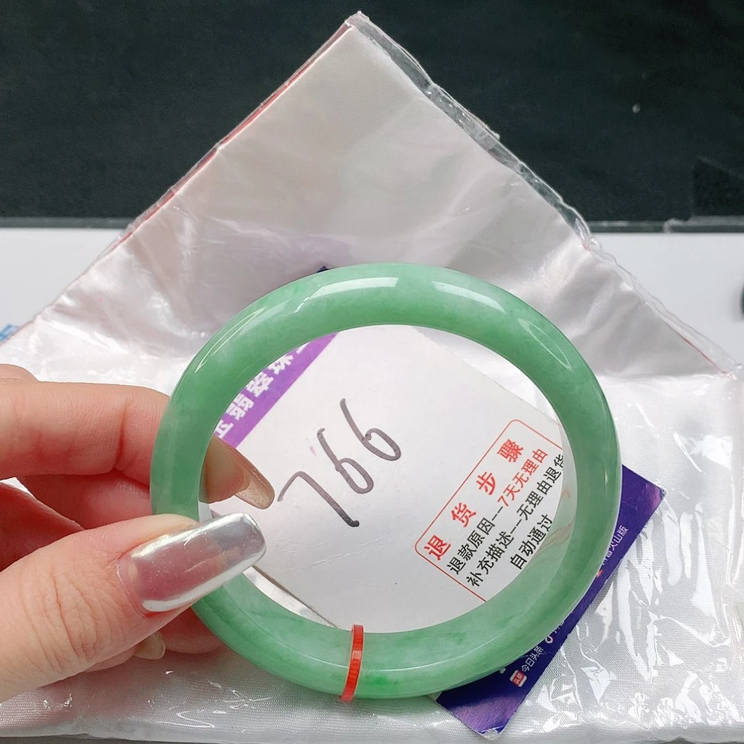 翡翠手镯未镶嵌翡翠手镯