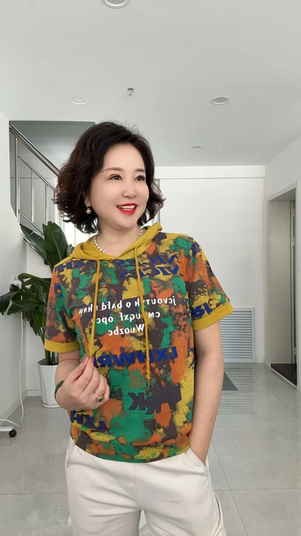 七彩连帽短袖上衣，衣长58cm左右