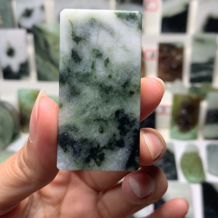 独山玉未镶嵌颈饰