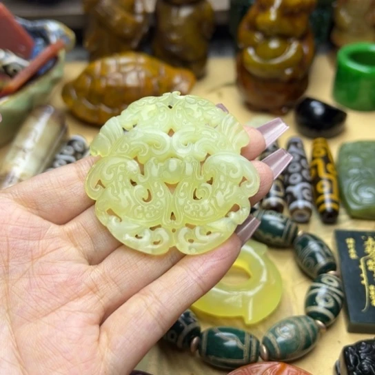 蛇纹石玉未镶嵌颈饰