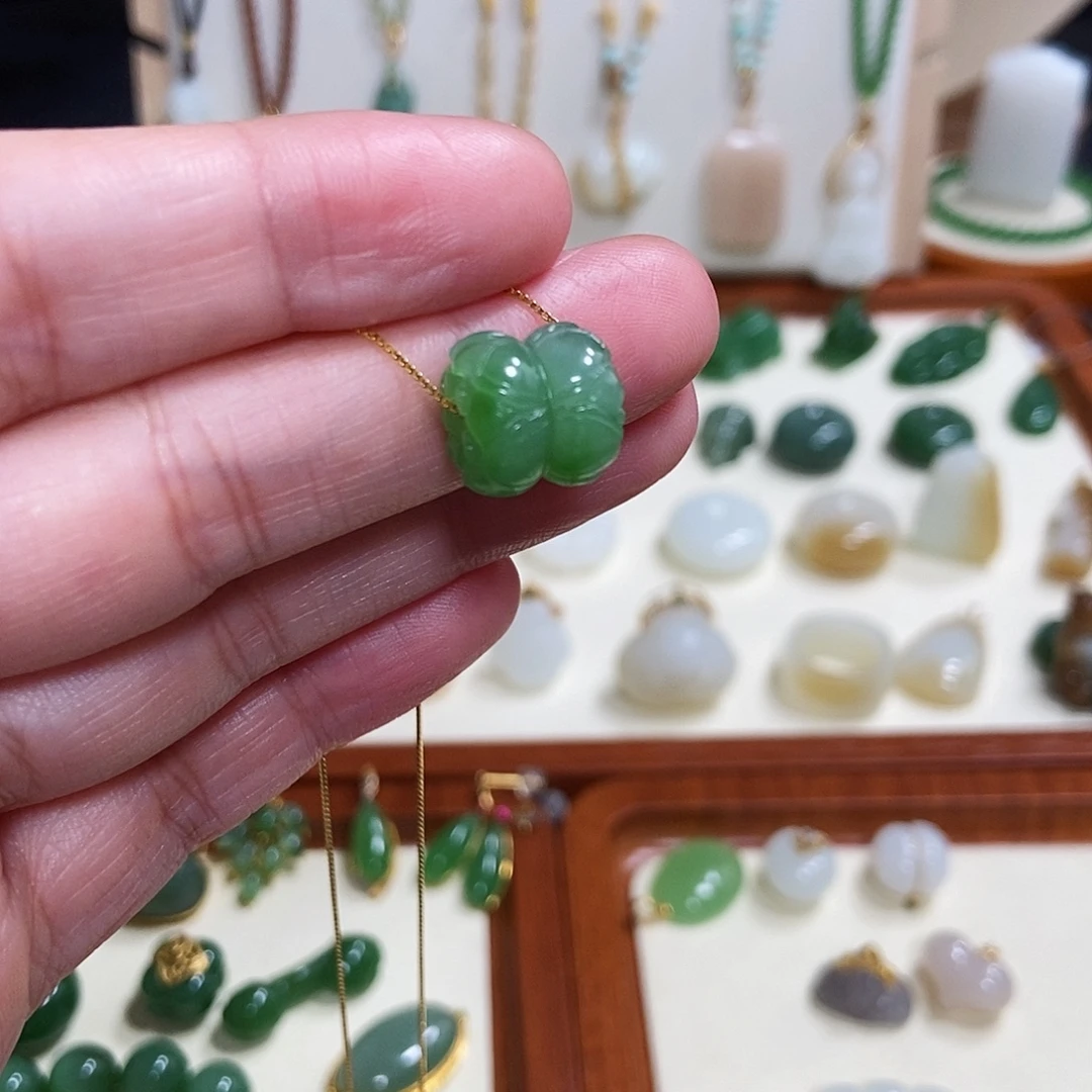和田玉未镶嵌吊坠(赠链)