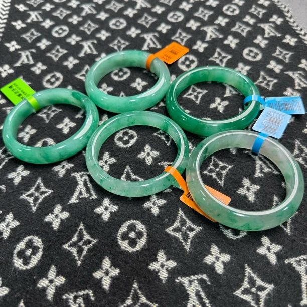 天然精美非洲翠手镯 发一只（天然货品纹理有差异 多样性发其一）