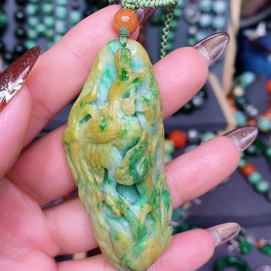 翡翠颈饰未镶嵌漂亮美眉