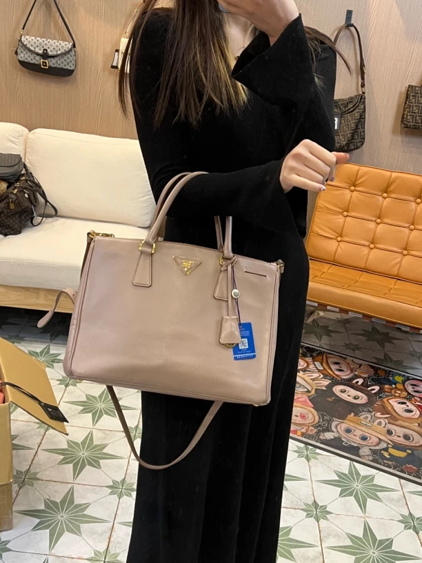95新 Prada/普拉达 A1490奶茶色简约设计手提包时尚百搭斜挎包