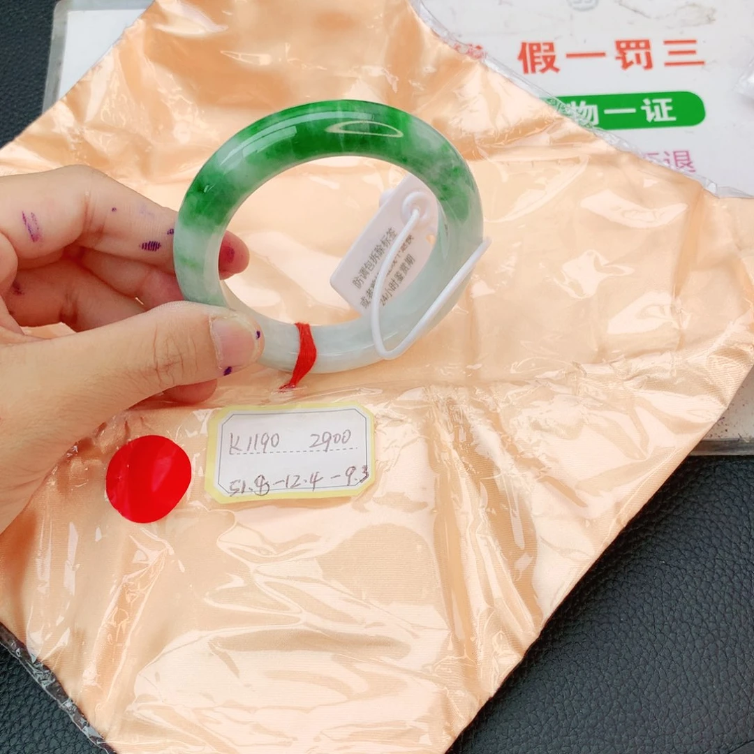 翡翠手镯未镶嵌翡翠