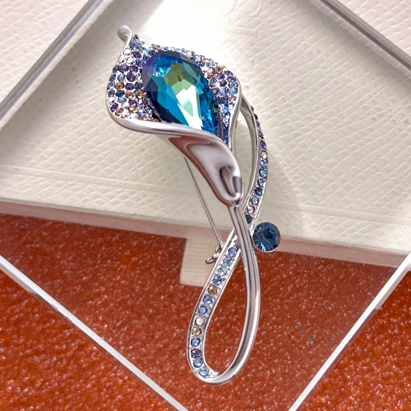 铜合金仿水晶胸针 高档施家水晶马蹄莲胸针R1576