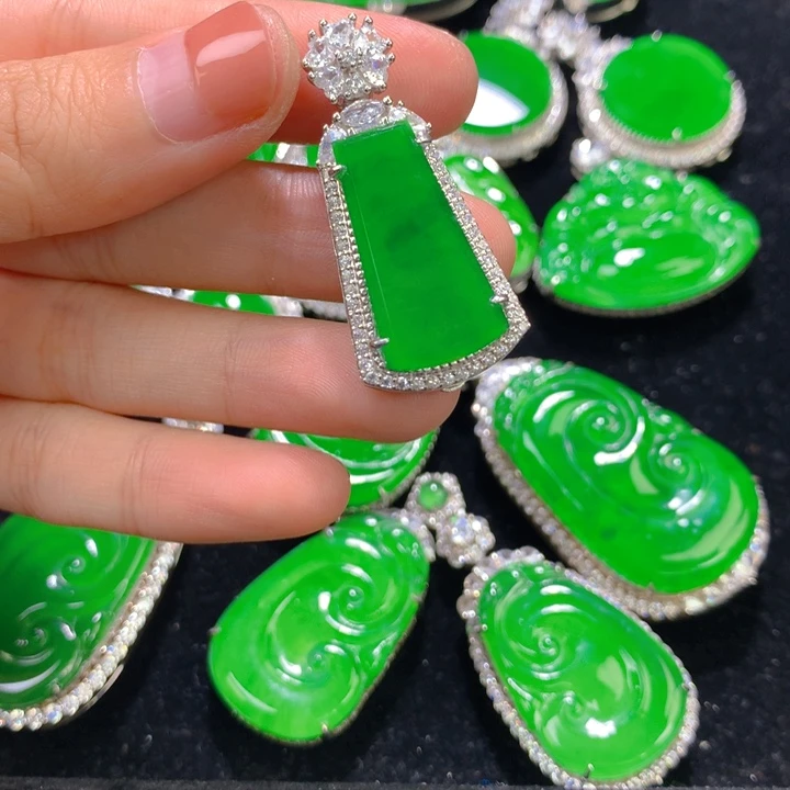 翡翠银S925镶嵌颈饰一个