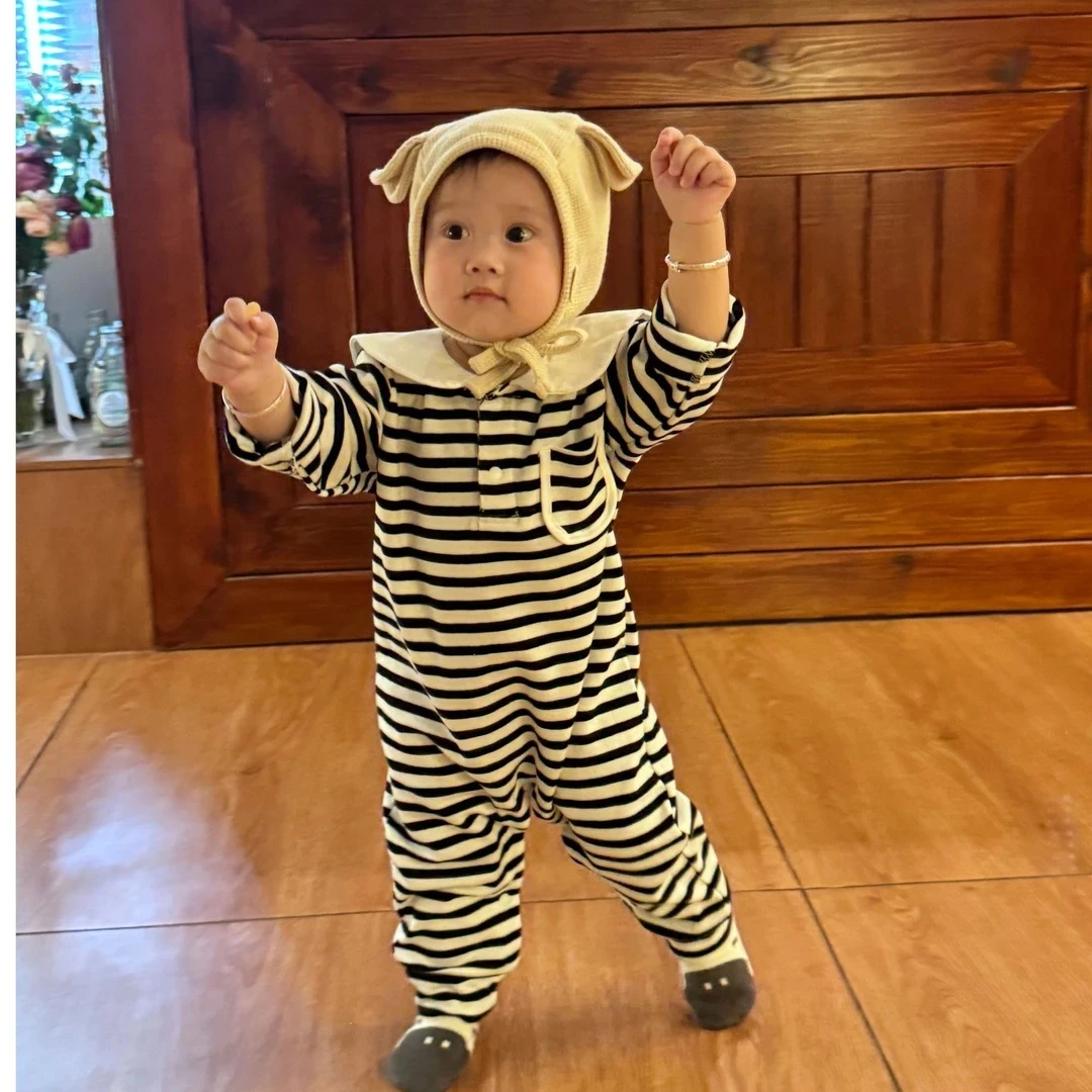可爱的条纹连体爬服