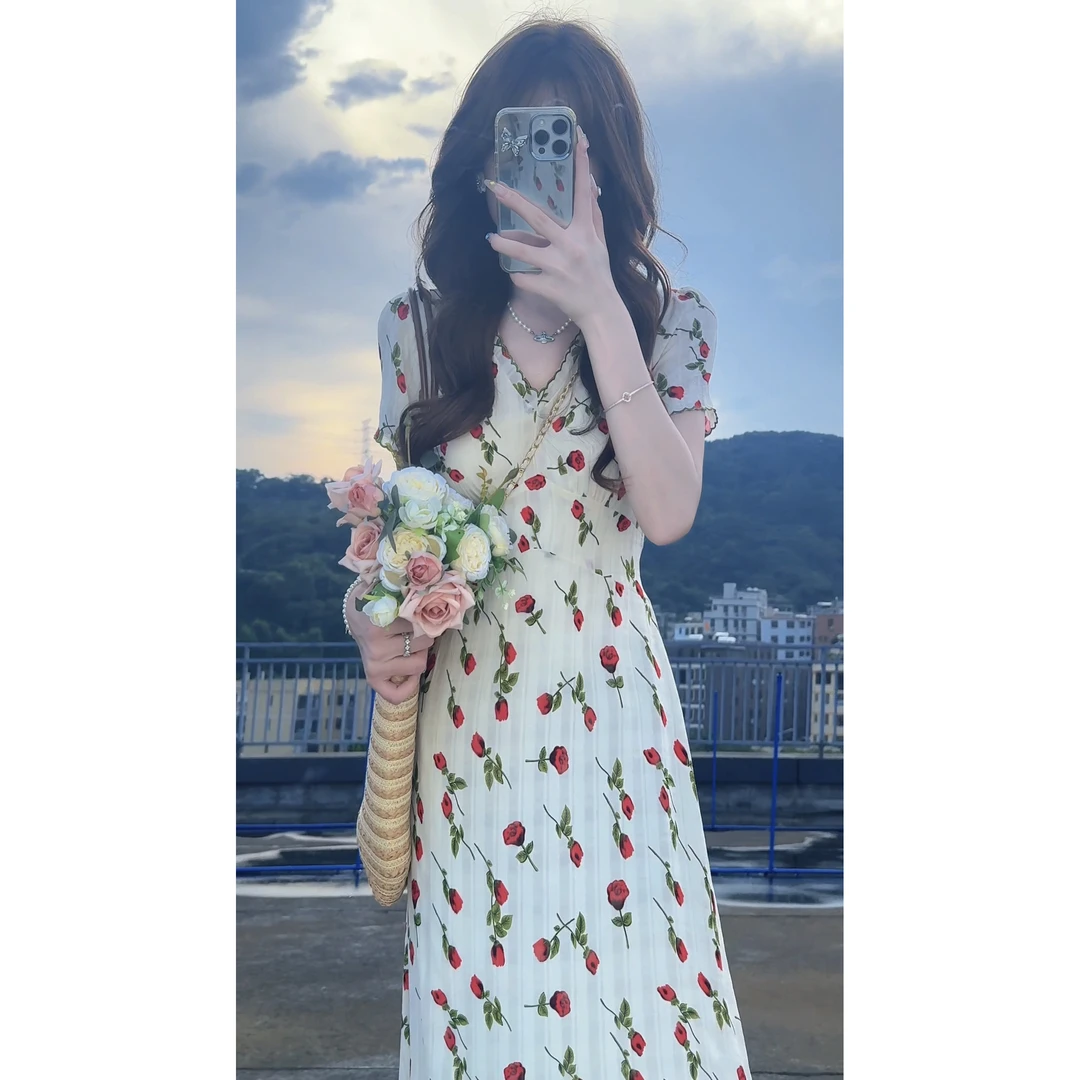 法式碎花v领连衣裙子女装夏季2025新款流行爆款收腰显瘦长裙9009