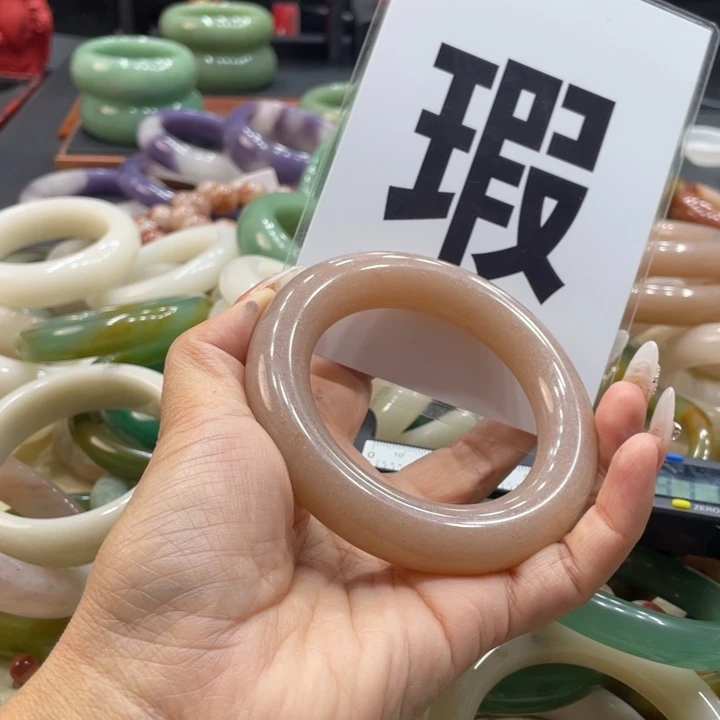 一***亿石英质玉未镶嵌珠宝奇石