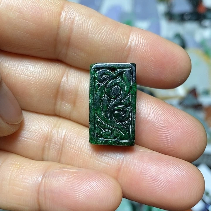 翡翠未镶嵌吊坠(赠链)