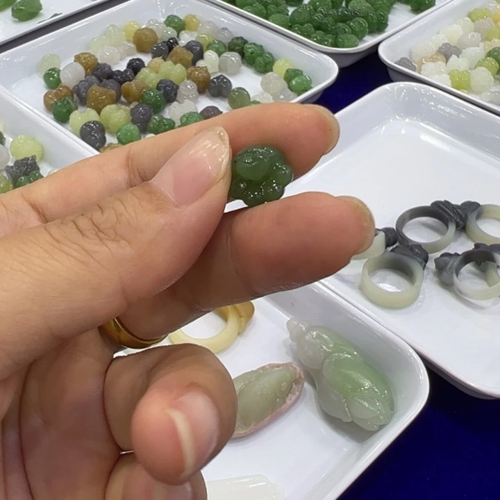 野***师吊坠(不含链)未镶嵌和田玉