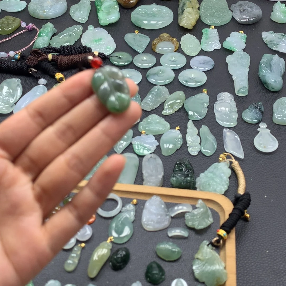 翡翠颈饰未镶嵌树叶