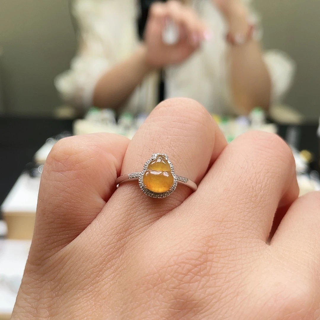 翡翠18K金镶嵌颈饰，
