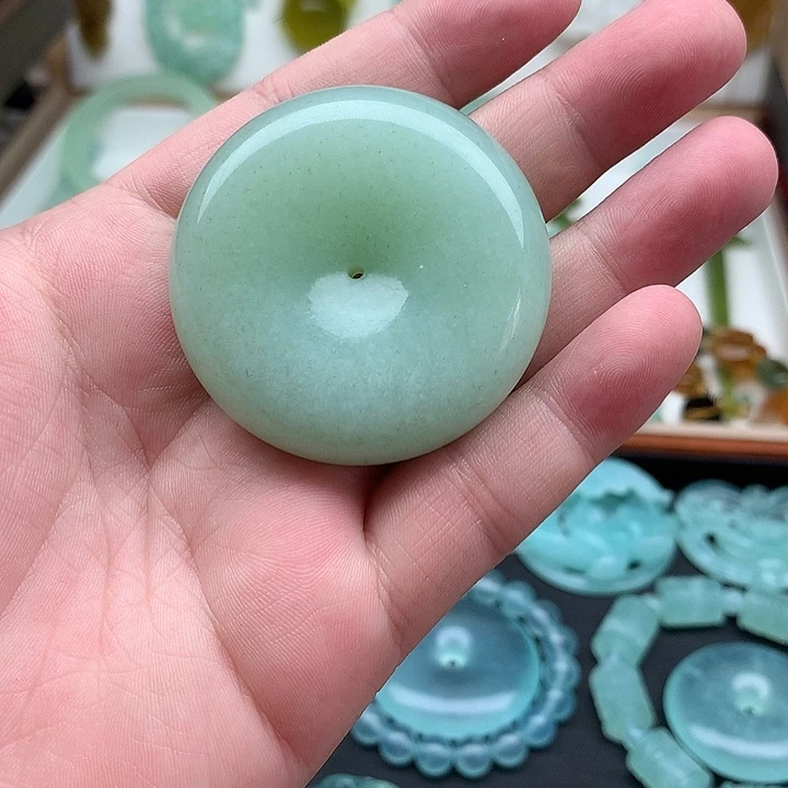 岫玉未镶嵌颈饰平安扣