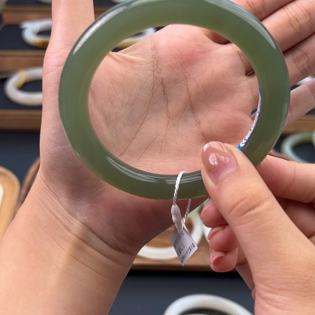 拉***六和田玉未镶嵌手镯