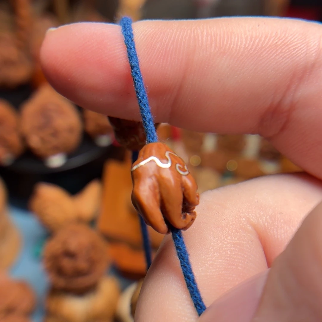 一***啊龙纹桃核雕刻小佛手嵌银丝