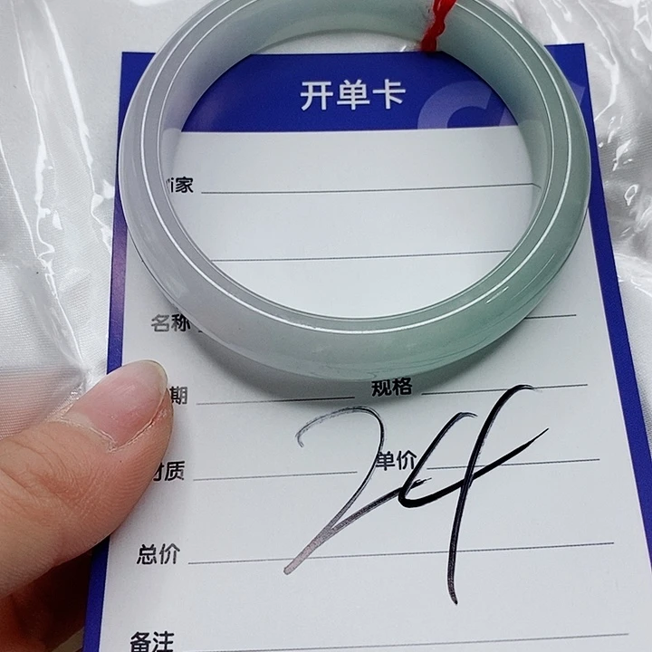 翡翠手镯未镶嵌芊***?翡翠