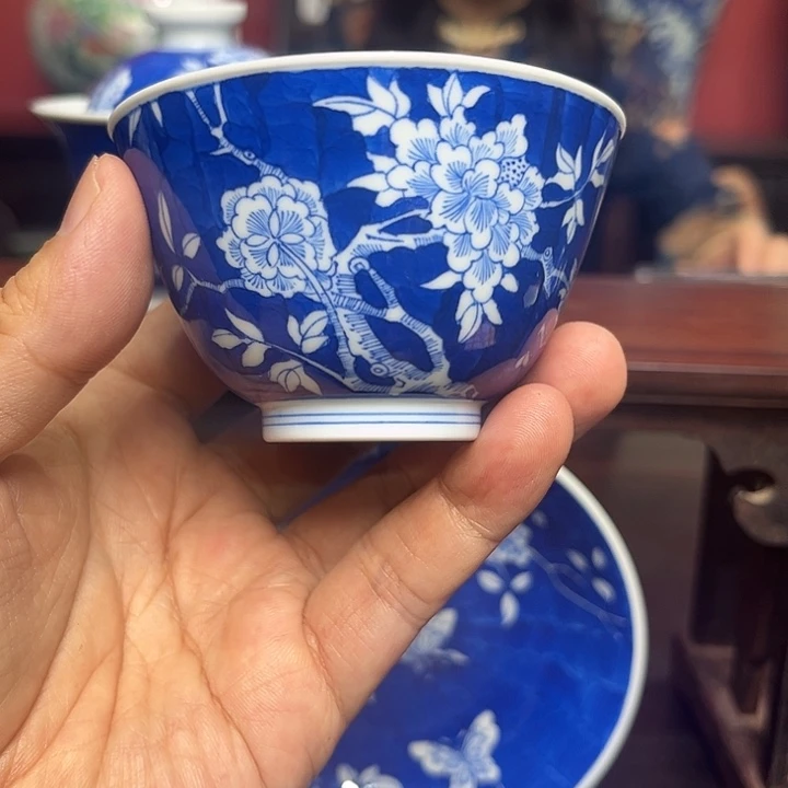 杯子蓝地白花纹杯子