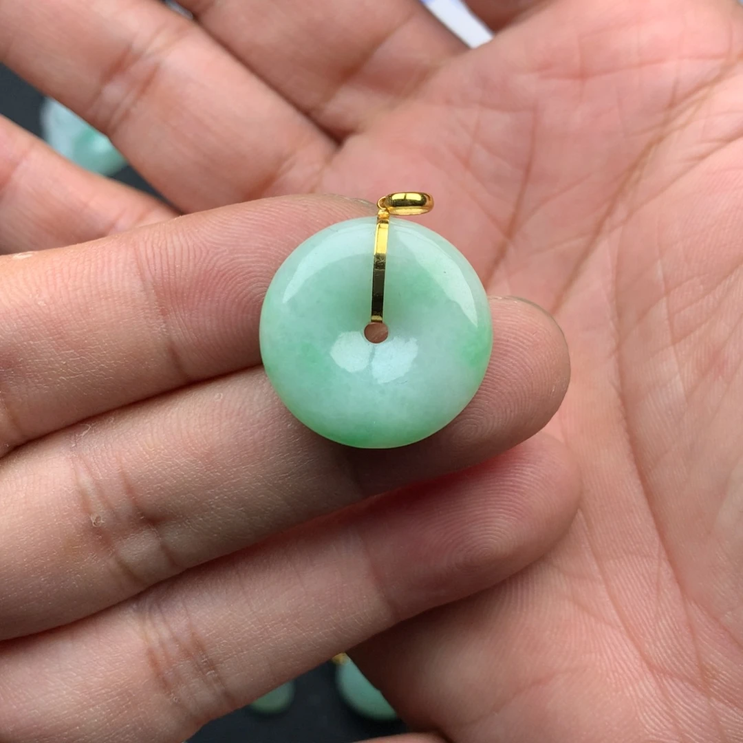 翡翠18K金镶嵌颈饰平安扣