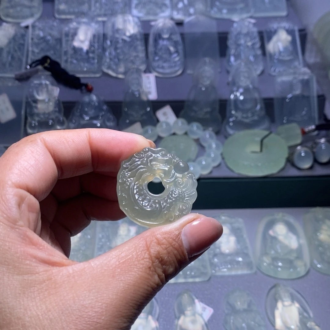 岫玉未镶嵌颈饰龙鱼扣