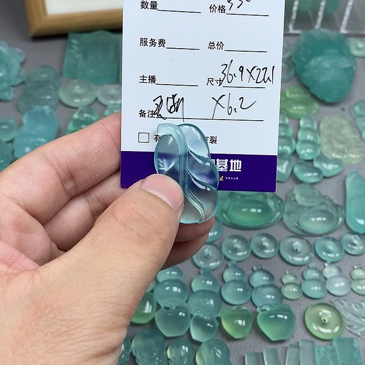 戈***主蛇纹石玉未镶嵌颈饰