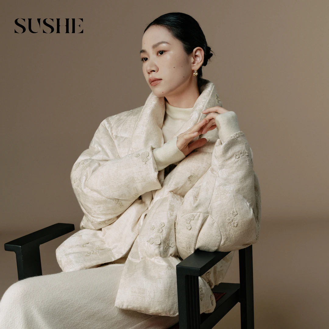 束皙SUSHE 绣萦 典雅轻中式 重工织金90白鸭绒短款翻立领羽绒服冬