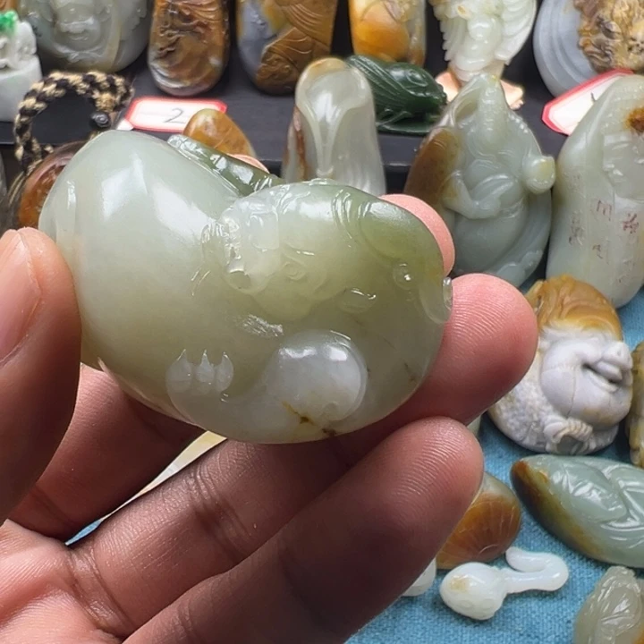 和田玉未镶嵌把件