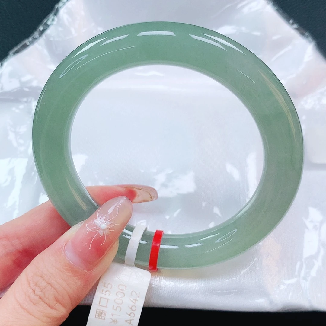 翡翠手镯未镶嵌55圈