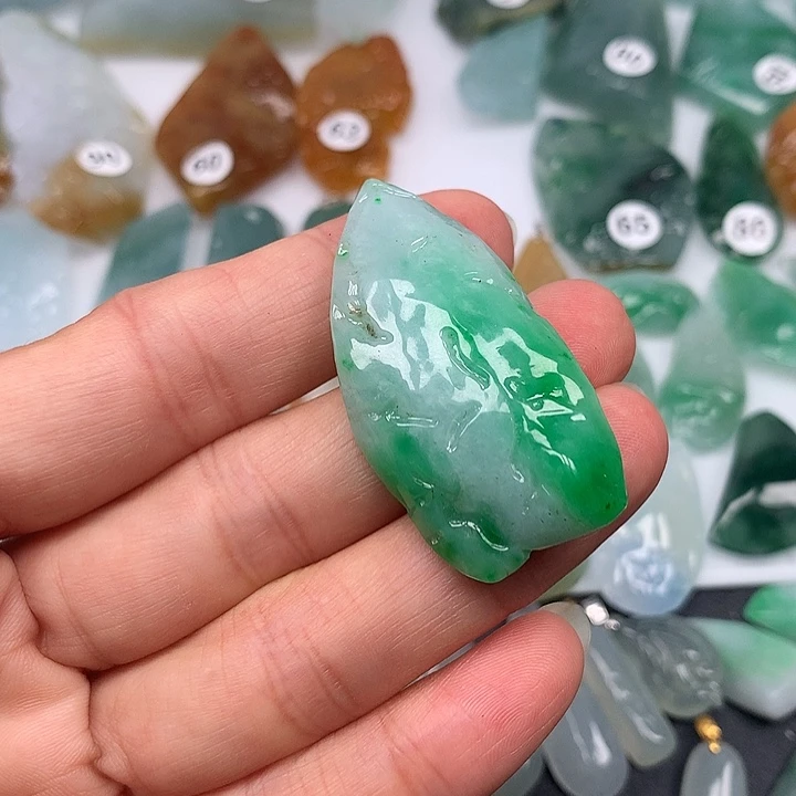 用***6翡翠未镶嵌颈饰随型