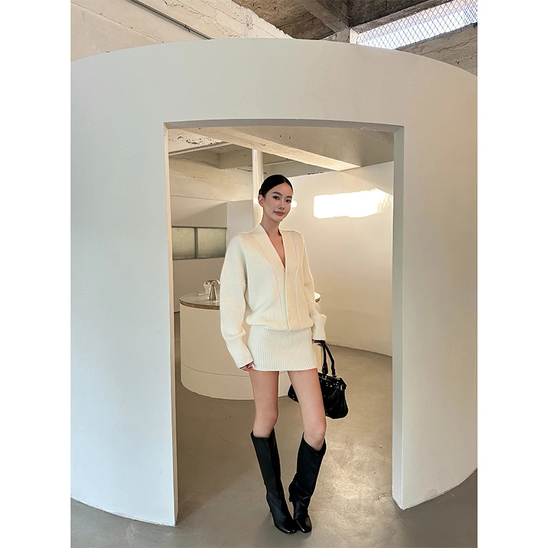 VENUIE【雪松列车】气质米白坑条显瘦毛衣包臀V领长袖连衣裙24757