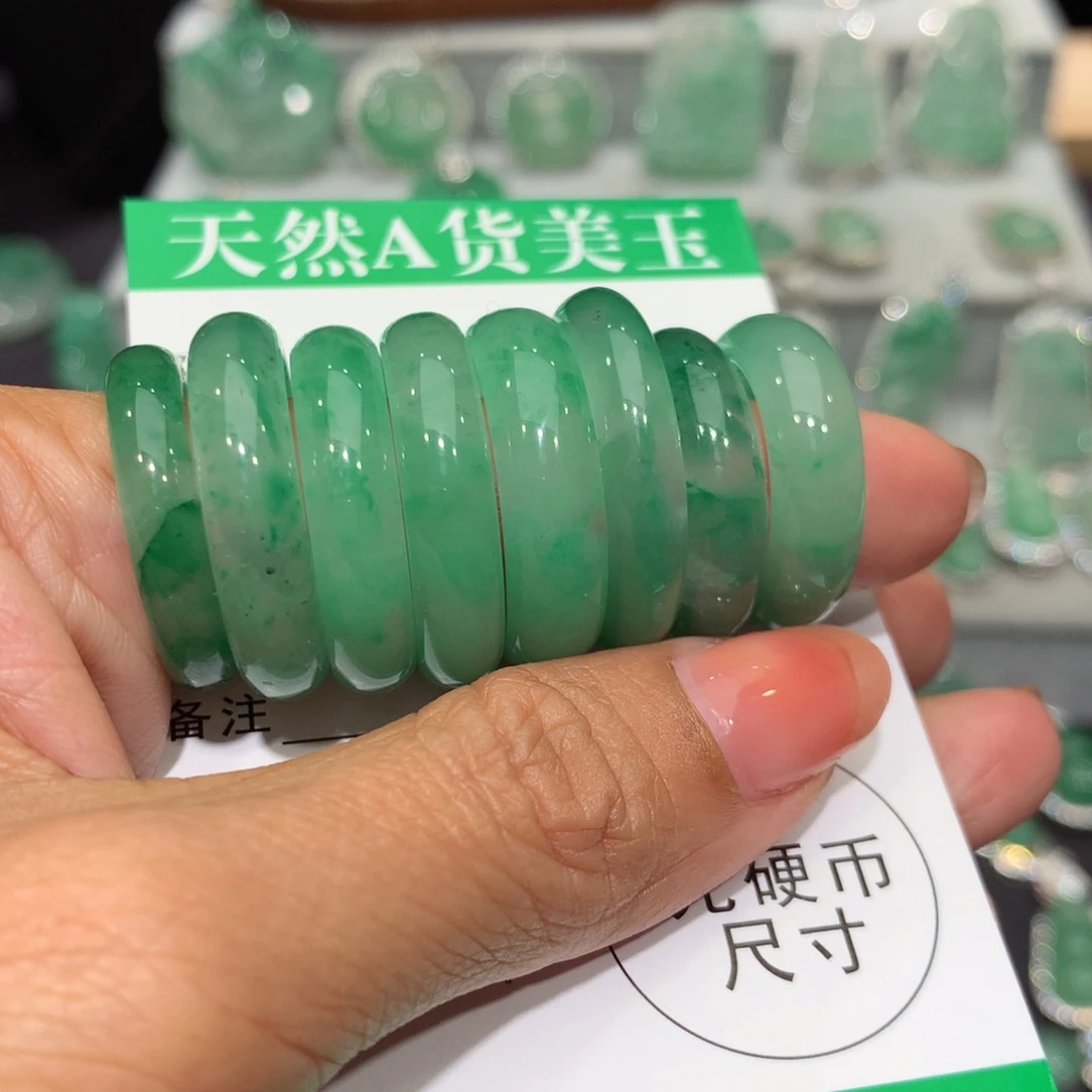 颈饰未镶嵌石英质玉（非洲翠）多样性发其一